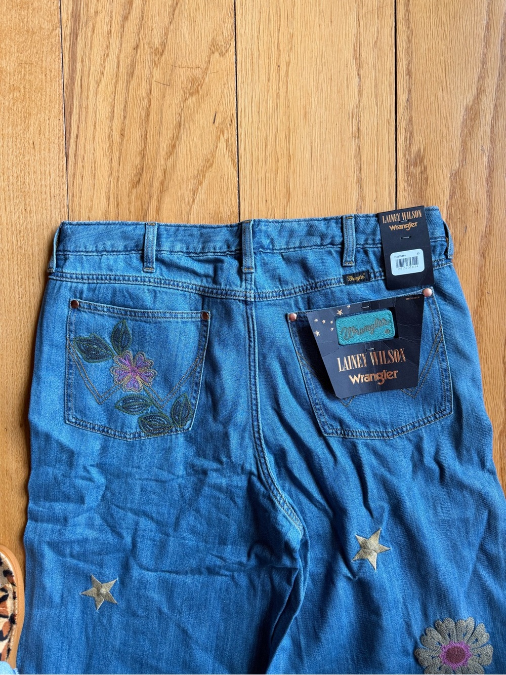 NWT Wrangler Womens X Lainey Wilson Cheeky Wide Leg Jean W33 - Picture 10 of 15